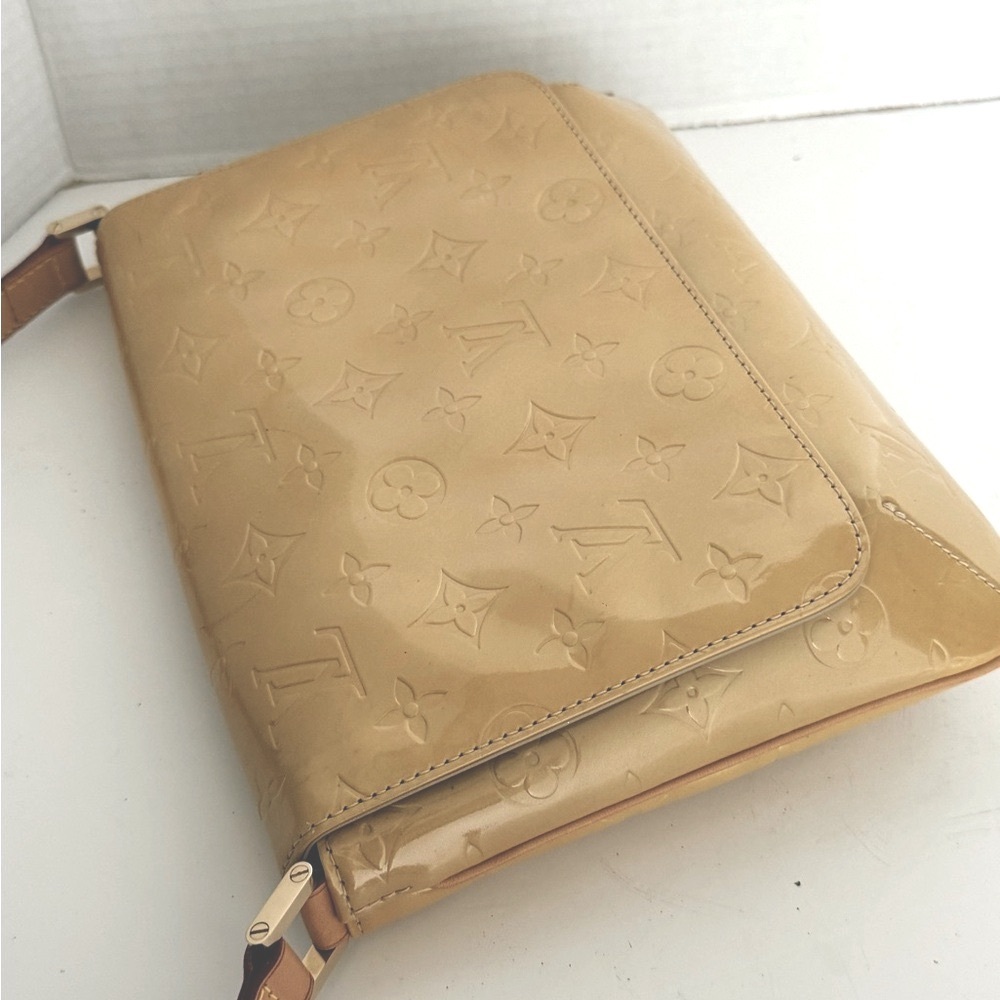 Authentic Louis Vuitton Vernis Thompson Shoulder Bag with Classic Design. - Picture 7 of 14